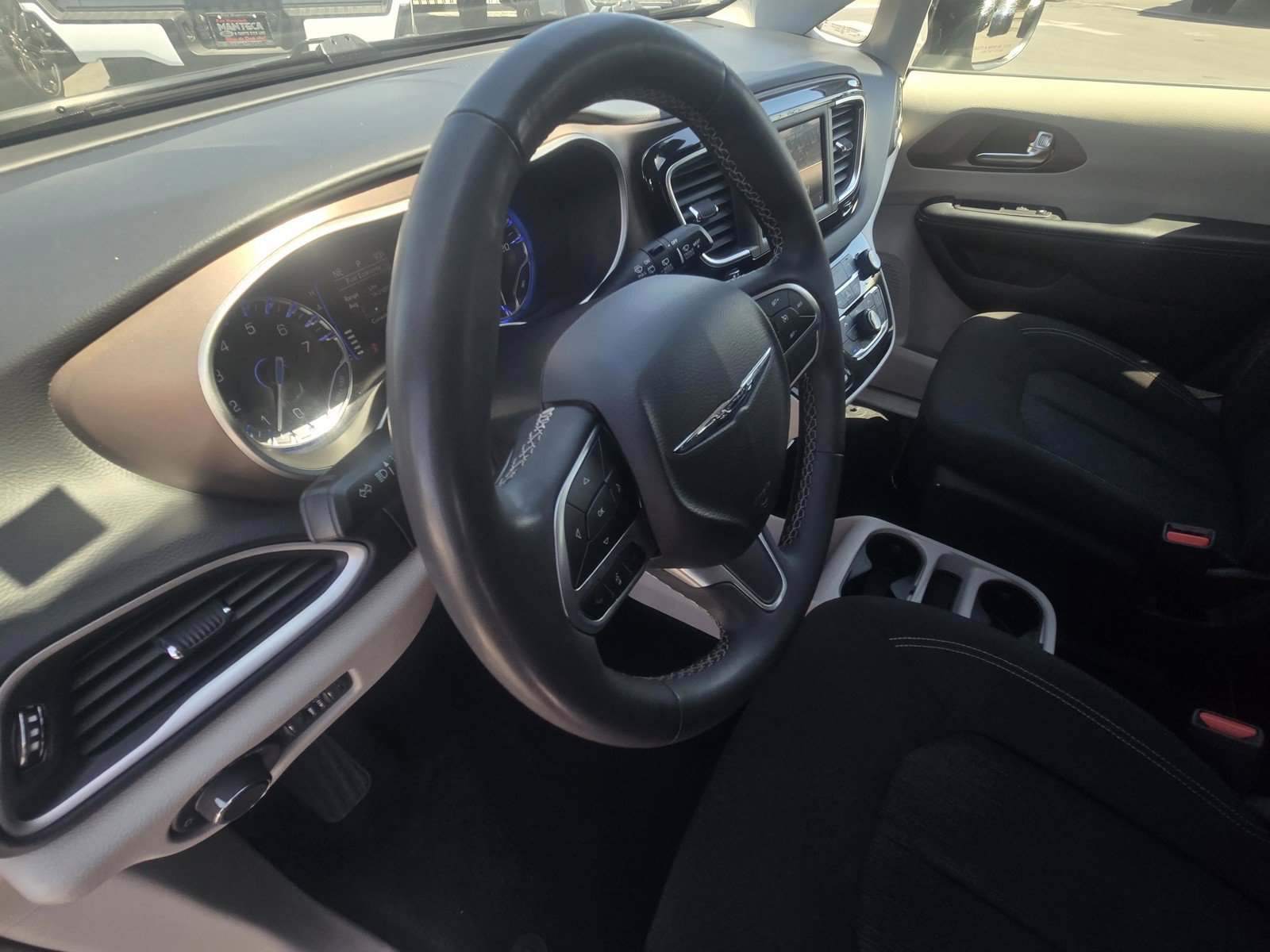 Used 2023 Chrysler Voyager LX FWD image 13