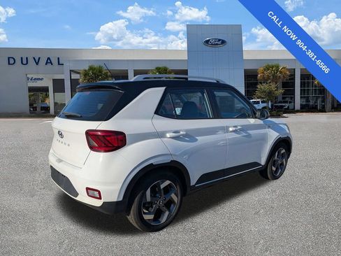 Used 2023 Hyundai Venue Limited FWD image 4