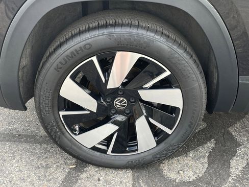 Used 2025 Volkswagen Atlas Cross Sport SE image 32