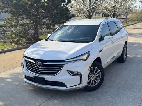 Used 2023 Buick Enclave Essence image 1