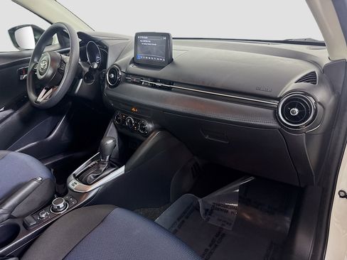 Used 2019 Toyota Yaris L image 30