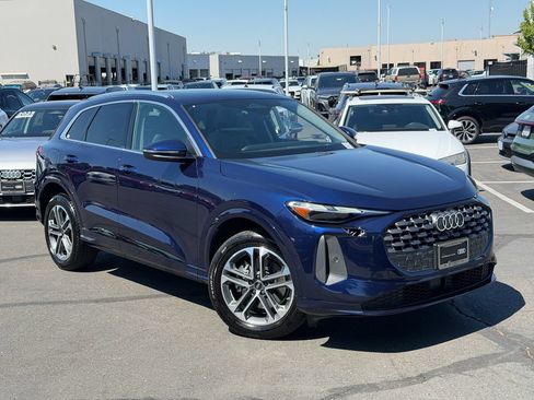 Used 2025 Audi Q5 Premium w/ 19" Wheel Package AWD/4WD image 3