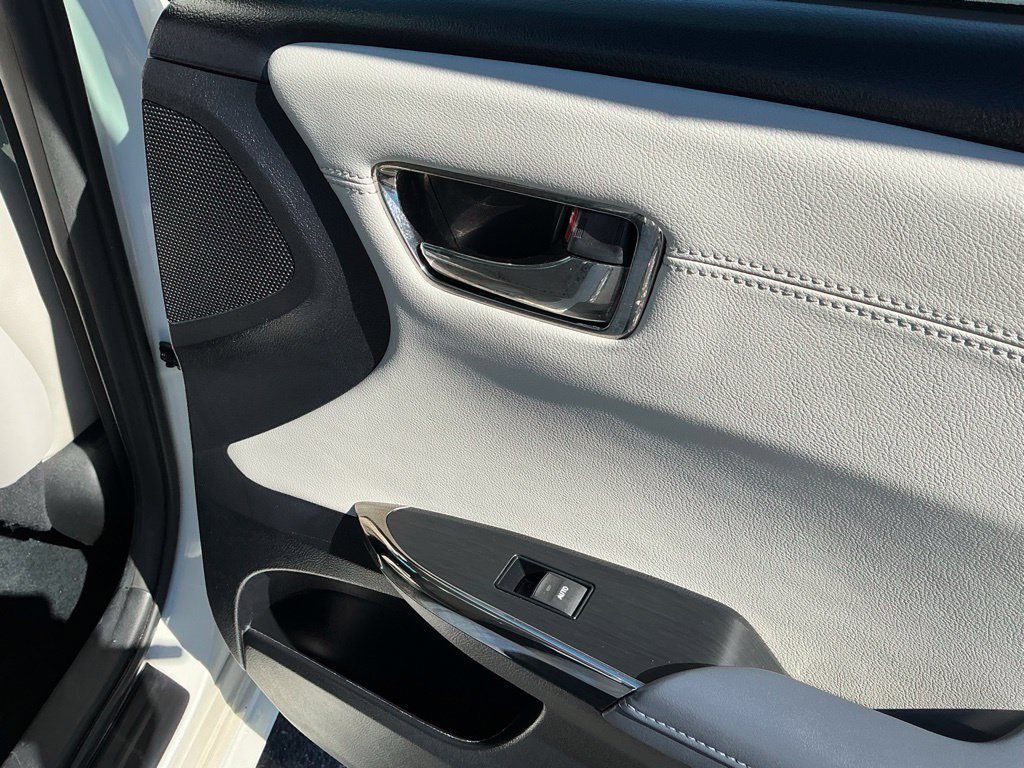 Used 2013 Toyota Avalon XLE Premium FWD image 34
