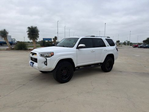 Used 2022 Toyota 4Runner SR5 Premium w/ Moonroof Package RWD image 3