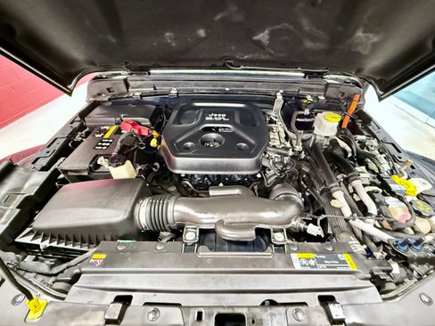 Used 2022 Jeep Wrangler Unlimited Sahara w/ Cold Weather Group AWD/4WD image 15