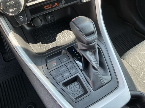 Used 2021 Toyota RAV4 XLE AWD/4WD image 26