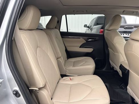 Used 2023 Toyota Highlander Platinum FWD image 35