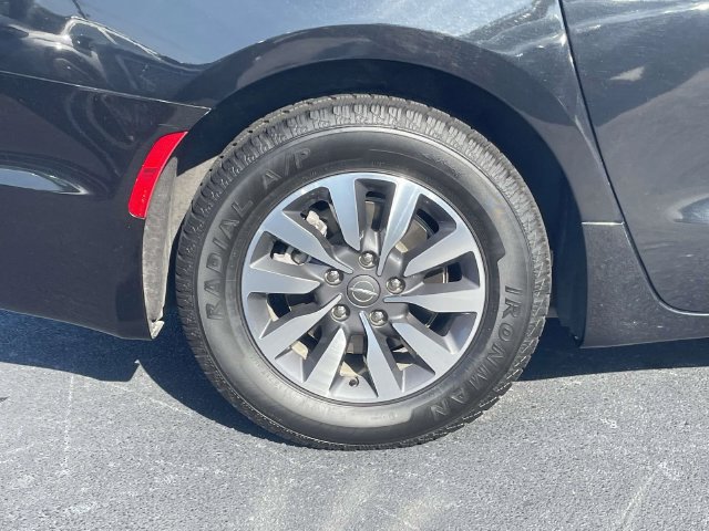 Used 2023 Chrysler Pacifica Touring-L FWD image 9