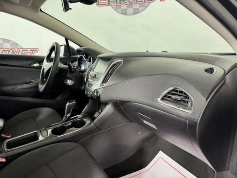 Used 2017 Chevrolet Cruze LT FWD image 12