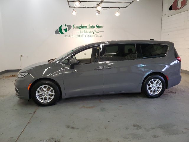 Used 2023 Chrysler Pacifica Touring-L FWD image 3
