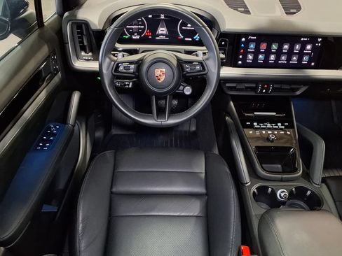 Used 2024 Porsche Cayenne AWD/4WD image 16