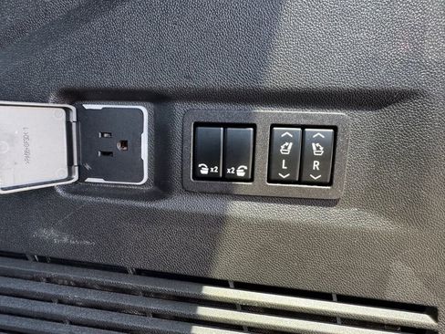Used 2023 GMC Yukon Denali Ultimate AWD/4WD image 45