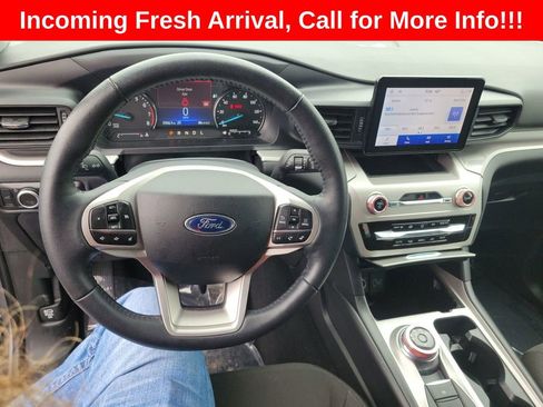 Used 2023 Ford Explorer XLT image 2