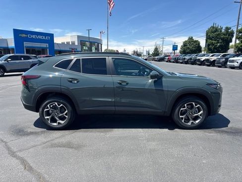 New 2026 Chevrolet Trax LT w/ LT Convenience Package FWD image 8