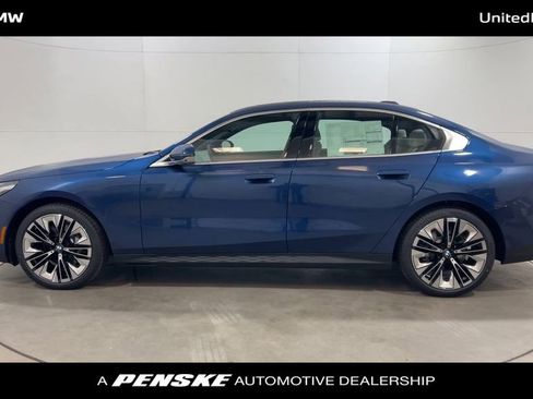 Used 2025 BMW 530i w/ Premium Package image 5