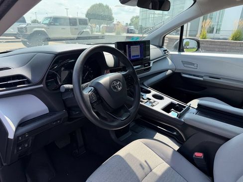 Used 2025 Toyota Sienna LE FWD image 9