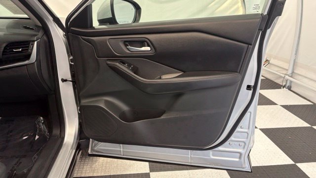Used 2025 Nissan Rogue SV AWD/4WD image 24