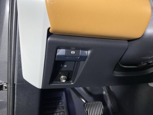 Used 2023 Land Rover Defender 90 X-Dynamic SE image 40