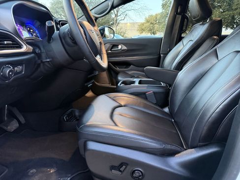 Used 2025 Chrysler Pacifica Select image 29