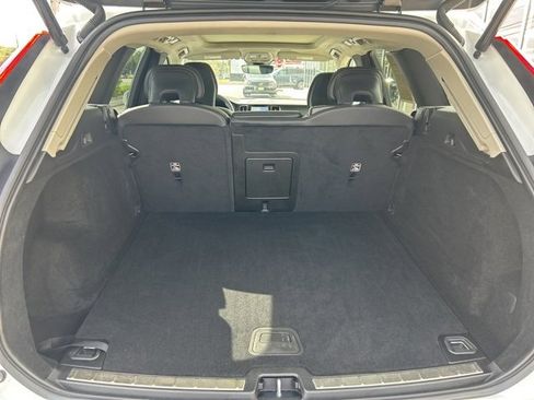 Certified 2022 Volvo XC60 B5 Momentum w/ Climate Package image 11