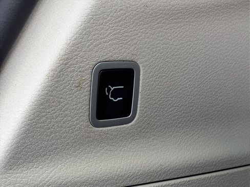 Used 2024 Chrysler Pacifica Limited FWD image 25
