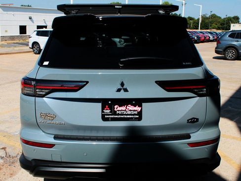 New 2025 Mitsubishi Outlander SE image 10