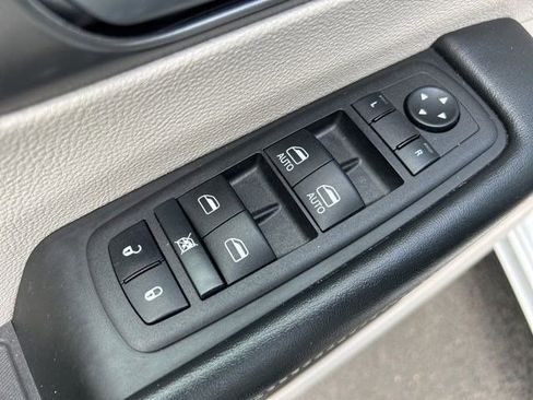 Used 2023 Chrysler Pacifica Touring-L FWD image 12