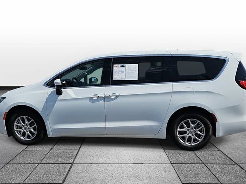 Used 2023 Chrysler Voyager LX FWD image 8