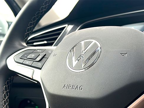 Used 2024 Volkswagen Tiguan SE image 30