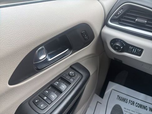 Used 2023 Chrysler Pacifica Touring-L image 28