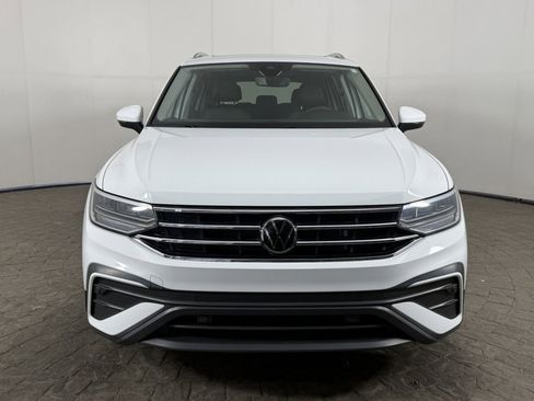 Used 2022 Volkswagen Tiguan SE w/ Panoramic Sunroof Package FWD image 2