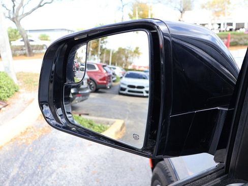 Used 2025 Jeep Wagoneer L Series II w/ 8-pass Seating Package image 40