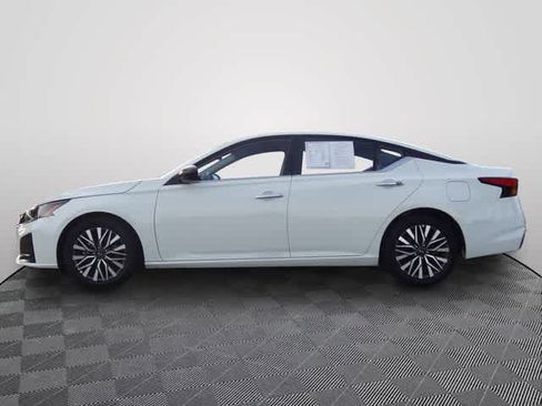 Used 2025 Nissan Altima 2.5 SV FWD image 2