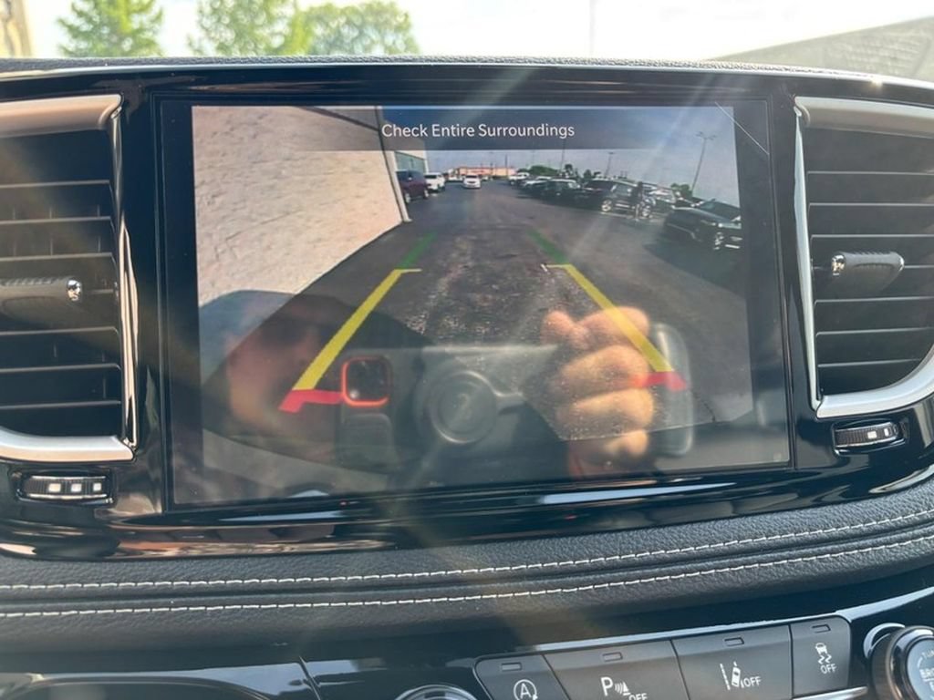 Used 2027 Chrysler Pacifica Select w/ Family Tech Group FWD image 19