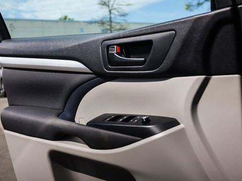 Used 2014 Toyota Highlander LE image 28