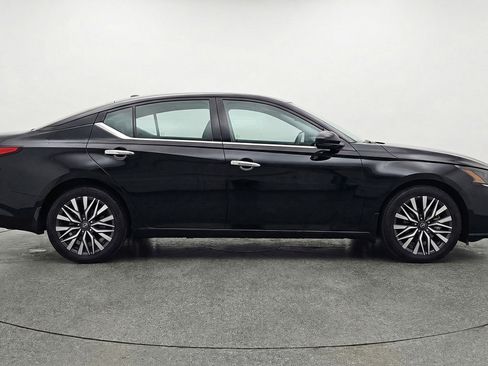 Used 2025 Nissan Altima 2.5 SV FWD image 11