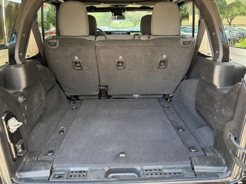 Used 2025 Jeep Wrangler Unlimited Sahara AWD/4WD image 32