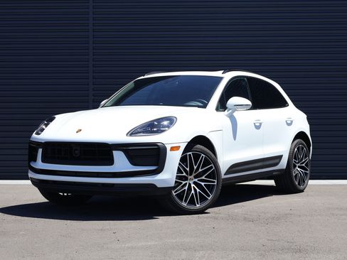 Certified 2026 Porsche Macan AWD/4WD image 1