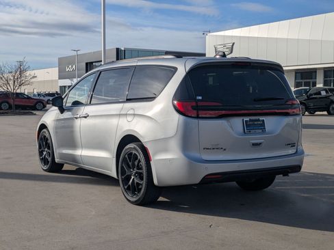 Used 2023 Chrysler Pacifica Limited w/ Uconnect Theater Family Group image 4