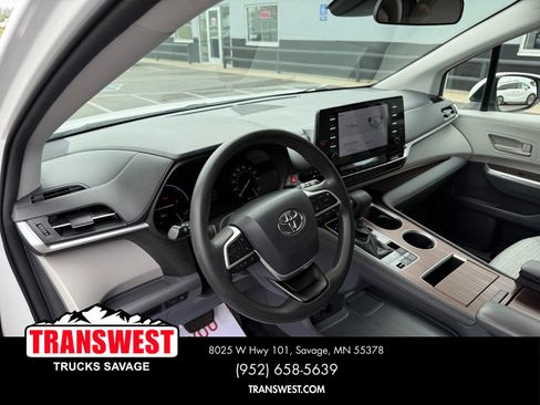 Used 2021 Toyota Sienna LE AWD/4WD image 4