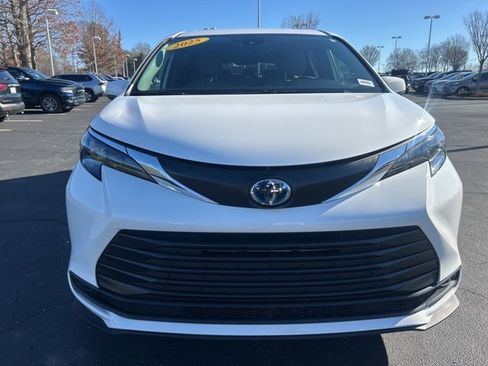 Used 2025 Toyota Sienna LE image 2