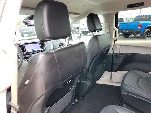 Used 2024 Chrysler Pacifica Limited FWD image 31