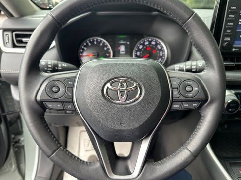 Used 2022 Toyota RAV4 XLE Premium image 14