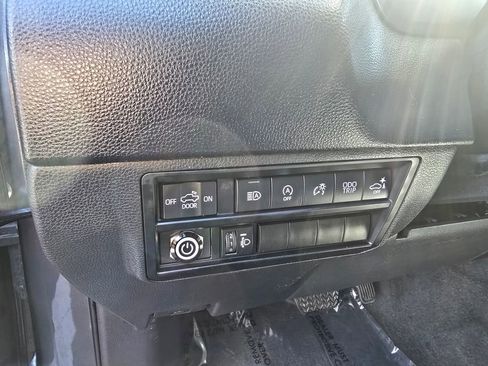 Used 2022 Toyota Tundra SR5 w/ SR5 Convenience Package AWD/4WD image 17