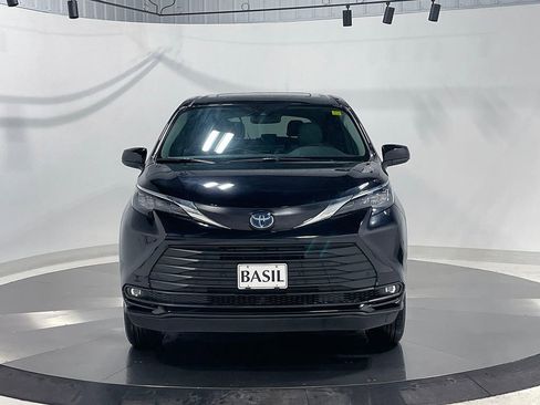Used 2025 Toyota Sienna XLE image 4