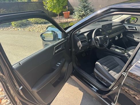 New 2025 Mitsubishi Outlander SE image 19