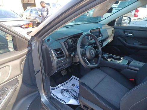 Used 2024 Nissan Rogue SV image 8