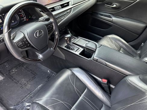 Used 2021 Lexus ES 300h w/ Accessory Package 2 image 4