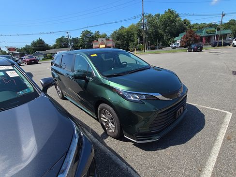 Used 2022 Toyota Sienna LE FWD image 2