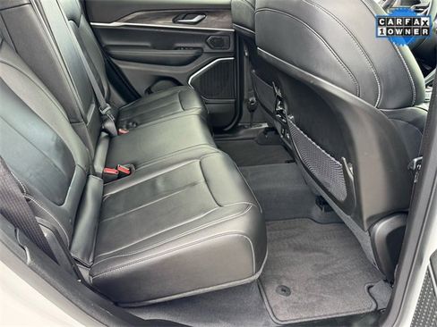 Used 2023 Jeep Grand Cherokee Limited w/ Black Appearance Package image 12